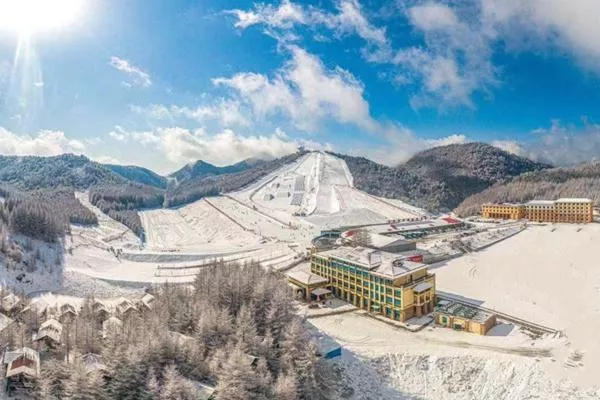 神龍架國際滑雪場(chǎng)門票多少錢
