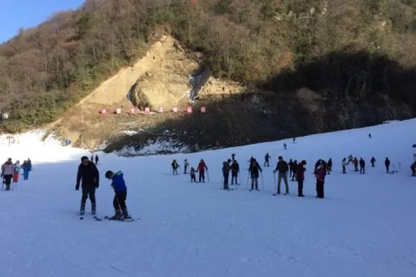 神龍架天燕滑雪場(chǎng)怎么樣 和神龍架國際滑雪場(chǎng)比哪個(gè)好