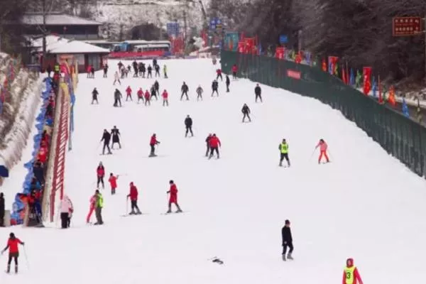 神龍架天燕滑雪場(chǎng)怎么樣 和神龍架國際滑雪場(chǎng)比哪個(gè)好